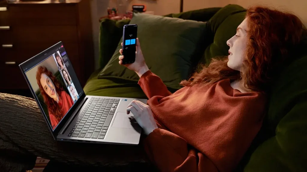 Samsung Galaxy Book4 - imagem real de uma mulher usando